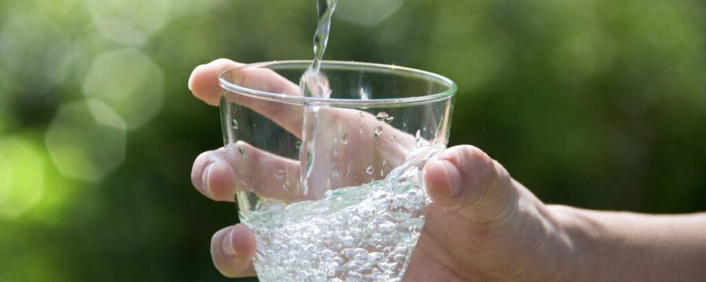 Режим пиття: скільки води потрібно пити насправді?